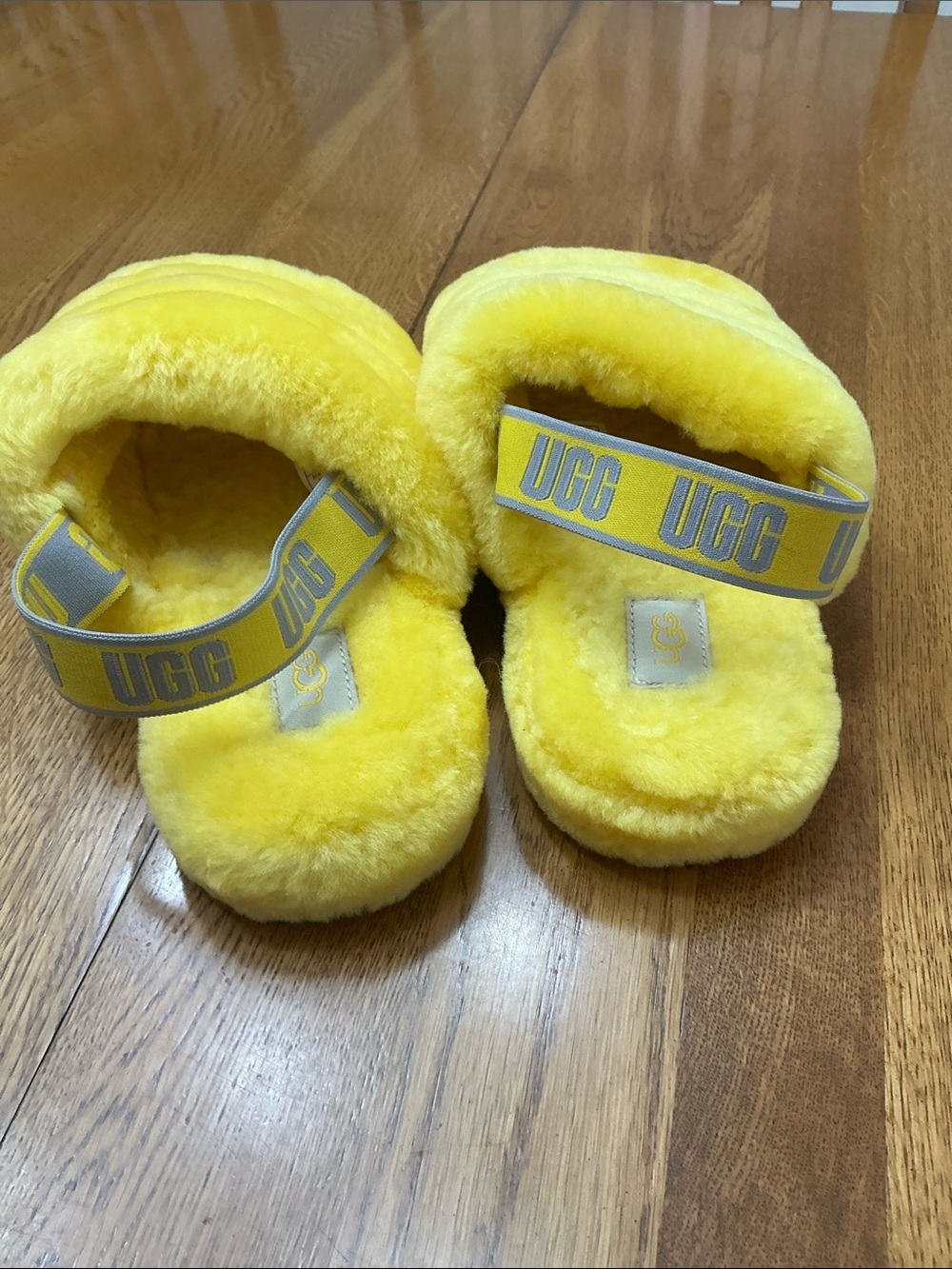 Woman’s UGG Fluff Yeah yellow slides. Size 5. Sheepskin. Elastic strap. Like new - Picture 4 of 7